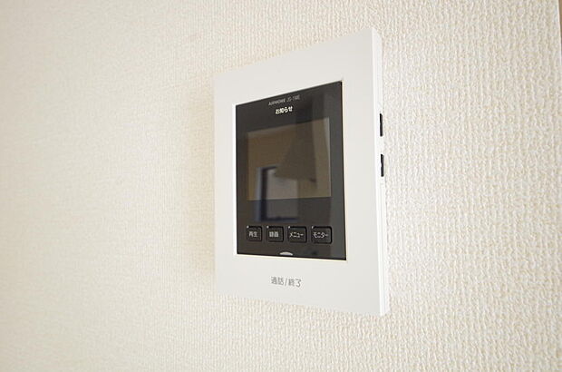 来訪者を映像と音声で確認可能なので、煩わしいセールスにも住戸内で対話可能です。