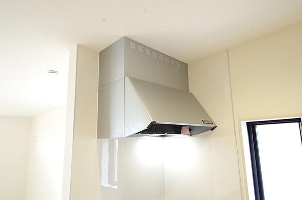 キッチン上部には、ブーツ型の照明付きのレンジフードが標準装備されております。