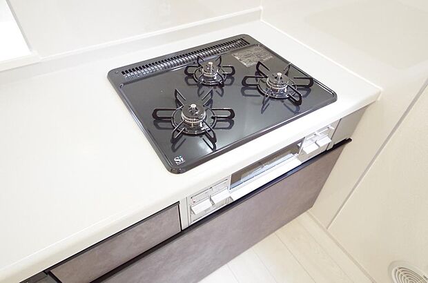 三ツ口コンロはSiセンサーが組み込まれています。長時間の使用の際にセンサーが自動でストップします。