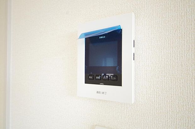 来訪者を映像と音声で確認可能なので、煩わしいセールスにも住戸内で対話可能です。