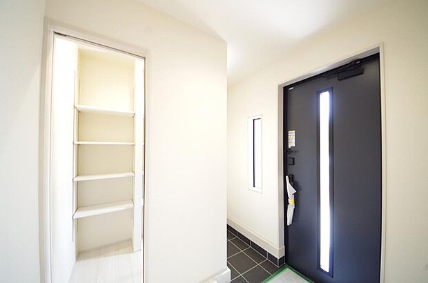 棚板が多く、沢山の靴が収納可能。棚板は稼働可能ですのでブーツやヒールの高い靴も収納でき便利です。