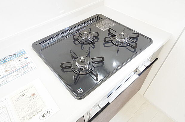 三ツ口コンロはSiセンサーが組み込まれています。長時間の使用の際にセンサーが自動でストップします。