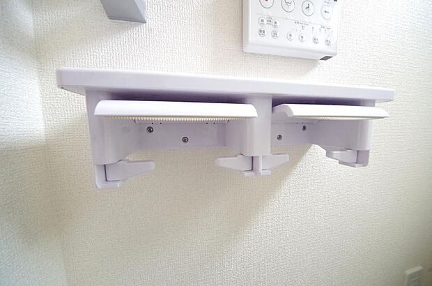 トイレ内のペーパーホルダーは、しっかりとした押さえ付き横型ダブルホルダーが標準装備されています。