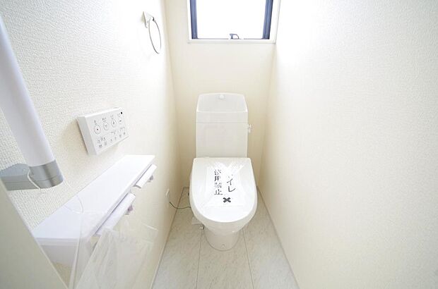 少ない水を有効に使って、汚れも効率よく洗浄します。便器は奥までふちのない掃除がしやすい形状です。