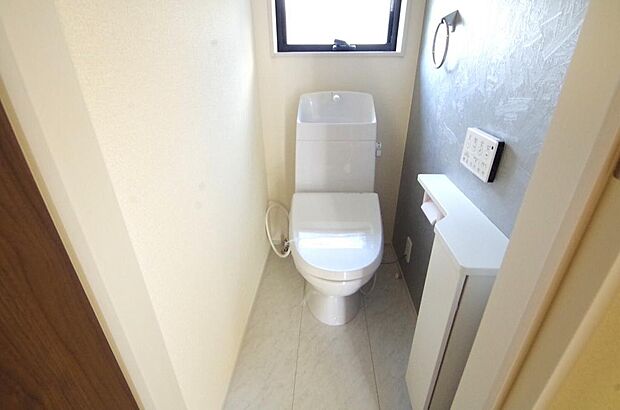 少ない水を有効に使って、汚れも効率よく洗浄します。便器は奥までふちのない掃除がしやすい形状です。