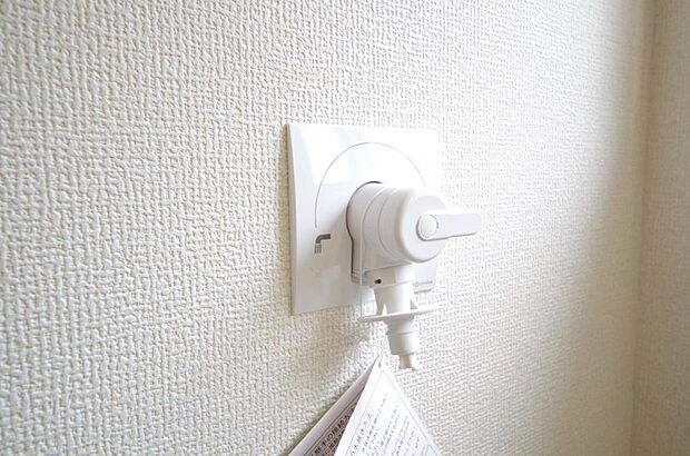 洗濯機用の給水口には蛇口ではなく、全自動洗濯機が設置できる専用の給水口が設置されております。