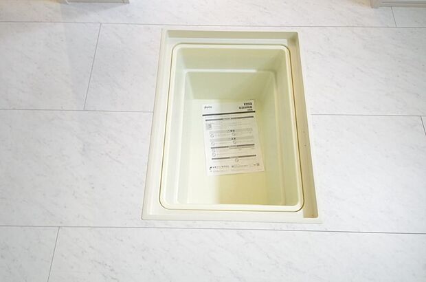 シャンプー リンス 洗剤 柔軟剤等のストックに便利です。空間を有効に利用した収納です。