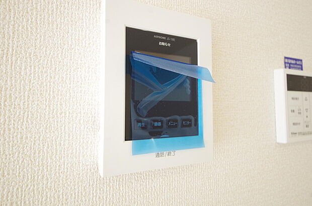 来訪者を映像と音声で確認可能なので、煩わしいセールスにも住戸内で対話可能です。