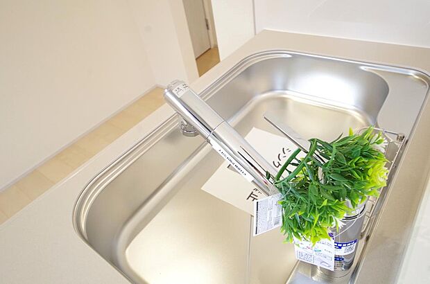 レバー操作一つで水量、温度も調節可能です。また、蛇口には浄水カートリッジも内蔵可能です。