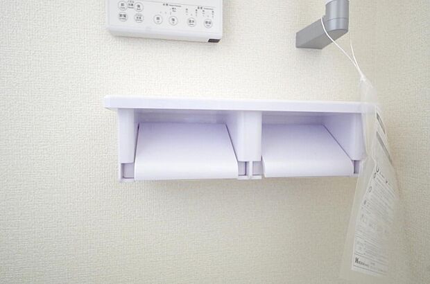 トイレ内のペーパーホルダーは、しっかりとした押さえ付き横型ダブルホルダーが標準装備されています。