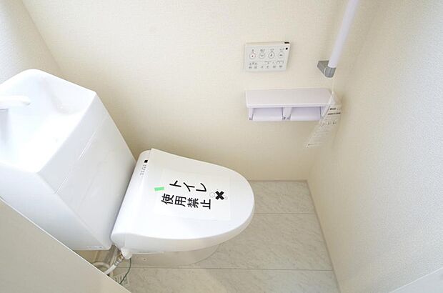 少ない水を有効に使って、汚れも効率よく洗浄します。便器は奥までふちのない掃除がしやすい形状です。