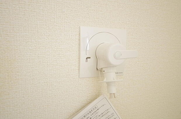 洗濯機用の給水口には蛇口ではなく、全自動洗濯機が設置できる専用の給水口が設置されております。