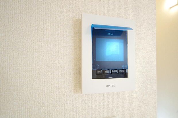来訪者を映像と音声で確認可能なので、煩わしいセールスにも住戸内で対話可能です。