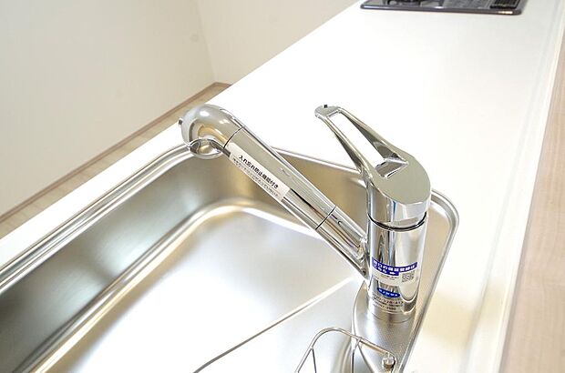 レバー操作一つで水量、温度も調節可能です。また、蛇口には浄水カートリッジも内蔵可能です。
