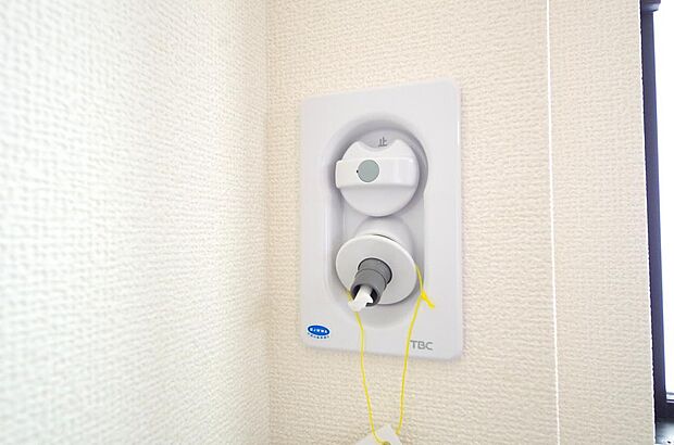 洗濯機用の給水口には蛇口ではなく、全自動洗濯機が設置できる専用の給水口が設置されております。