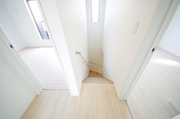階段には手すりを標準装備することで、お子様やご高齢者の安全性にも配慮しております。