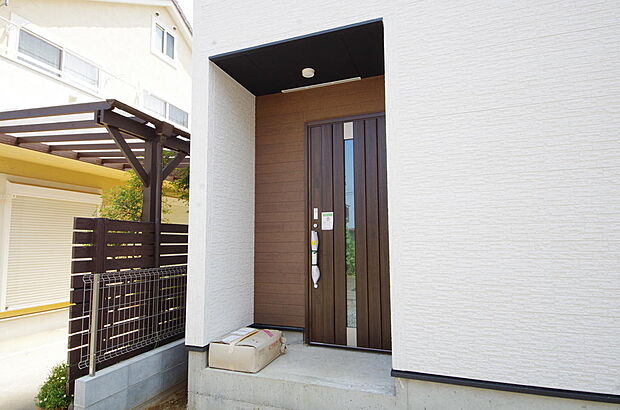 玄関はいわばその邸宅の顔です。だからこそ、迎賓のためにしつらえを細部まで施しました。