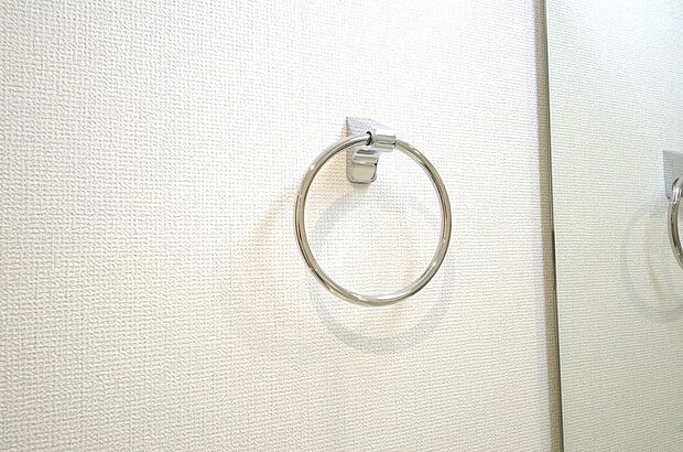タオル掛け、これは必要です。標準装備されていますので、後から設置する手間も省けます。