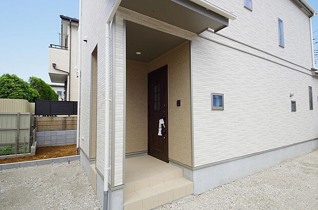 玄関はいわばその邸宅の顔です。だからこそ、迎賓のためにしつらえを細部まで施しました。