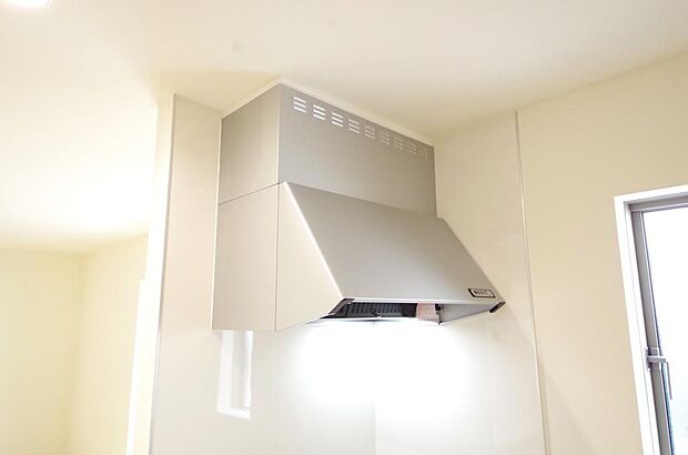 キッチン上部には、ブーツ型の照明付きのレンジフードが標準装備されております。