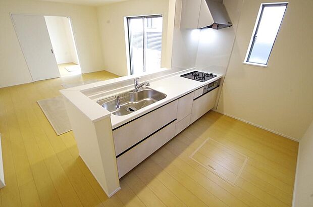 キッチンには耐久性が高く、お手入れも簡単で人工大理石トップを採用して、キッチンを優雅に演出しました。