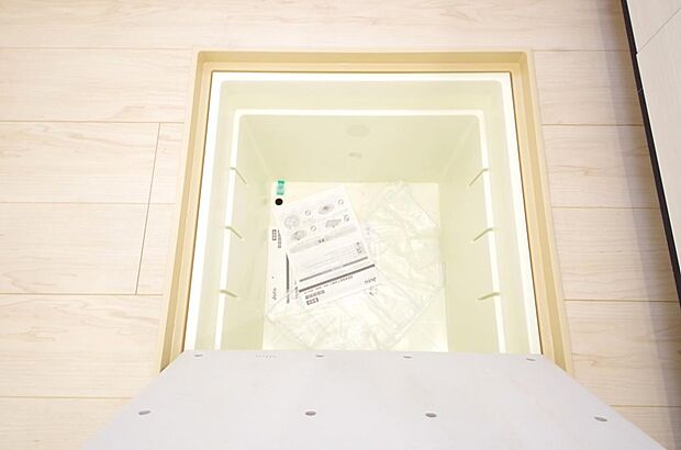ミネラルウォーター、缶詰、非常食のストックに便利です。空間を有効に利用した収納です。