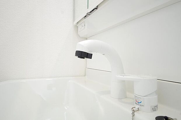 洗面台の給水口はホースが伸びるので朝シャン出来ます。シングルレバーでお湯の温度も楽々調整出来ます。