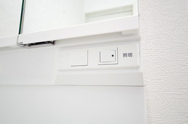 洗面台には、照明 コンセント くもり止めの3点が標準装備されております。