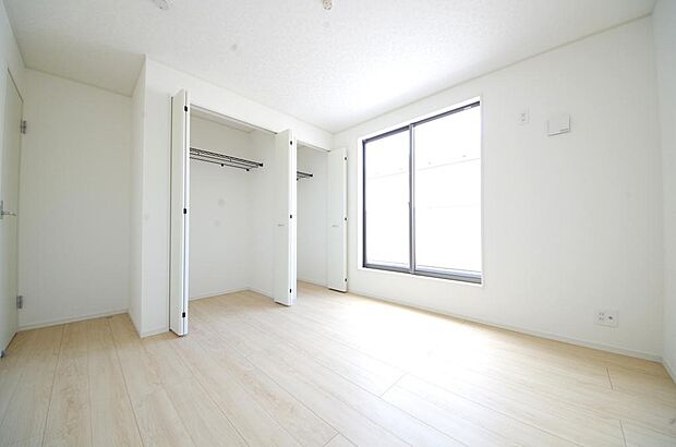 木の質感が優しい床材と豊富な収納が特徴的な、心に温かさを感じる内装です。