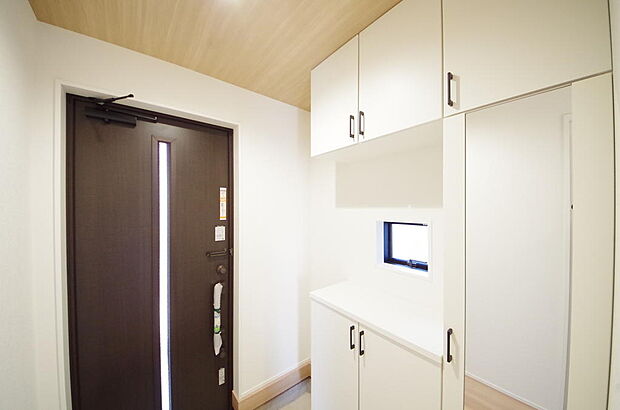 棚板が多く、沢山のの靴が収納可能。棚板は稼働可能ですのでブーツやヒールの高い靴も収納でき便利です。