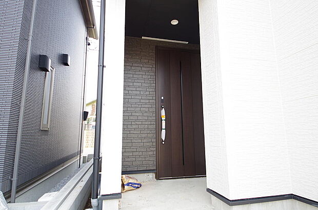 玄関はいわばその邸宅の顔です。だからこそ、迎賓のためにしつらえを細部まで施しました。