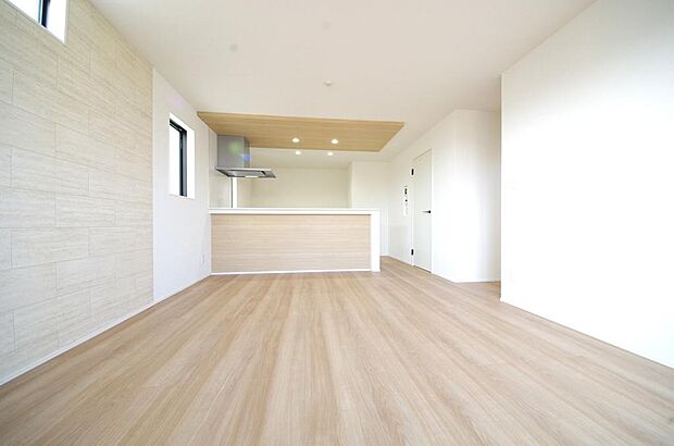 明るい陽光が差し込み開放的なリビング ダイニングを演出し、ゆとりある空間はご満足いただけます。