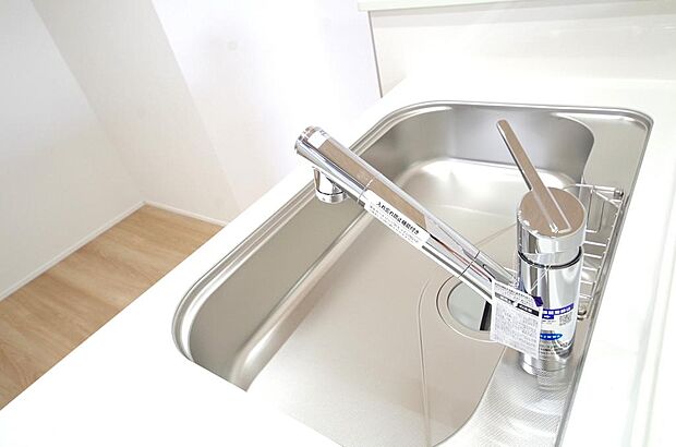 レバー操作一つで水量、温度も調節可能です。また、蛇口には浄水カートリッジも内蔵可能です。