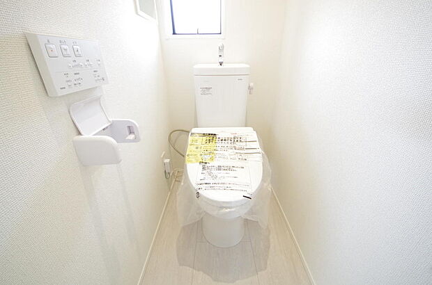 少ない水を有効に使って、汚れも効率よく洗浄します。便器は奥までふちのない掃除がしやすい形状です。