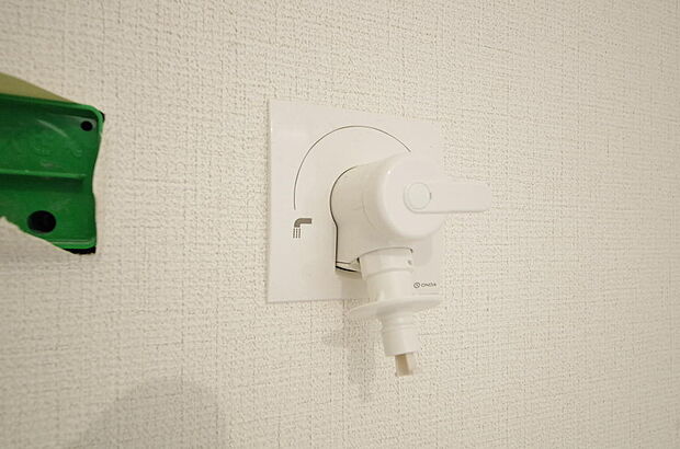 洗濯機用の給水口には蛇口ではなく、全自動洗濯機が設置できる専用の給水口が設置されております。