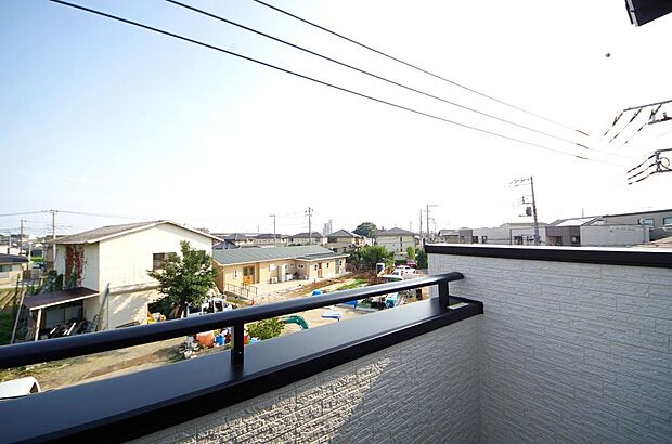 陽光あふれるバルコニーは、たくさんの光を浴びることができるのでお洗濯物やお布団もしっかり干せます。