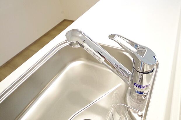 レバー操作一つで水量、温度も調節可能です。また、蛇口には浄水カートリッジも内蔵可能です。