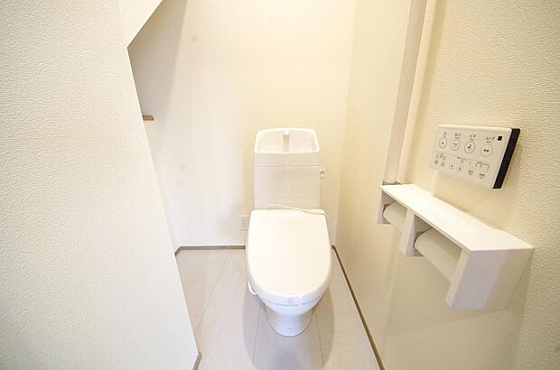 少ない水を有効に使って、汚れも効率よく洗浄します。便器は奥までふちのない掃除がしやすい形状です。