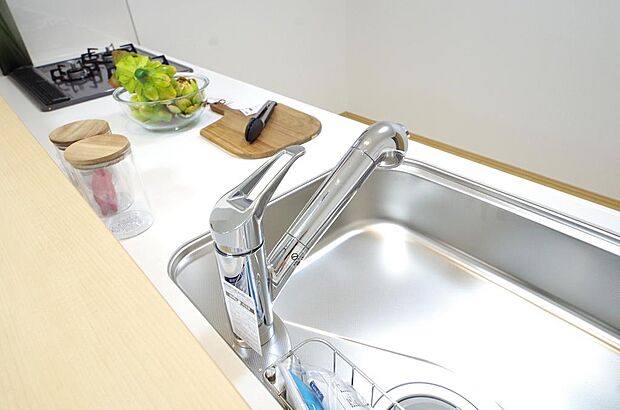 レバー操作一つで水量、温度も調節可能です。また、蛇口には浄水カートリッジも内蔵可能です。