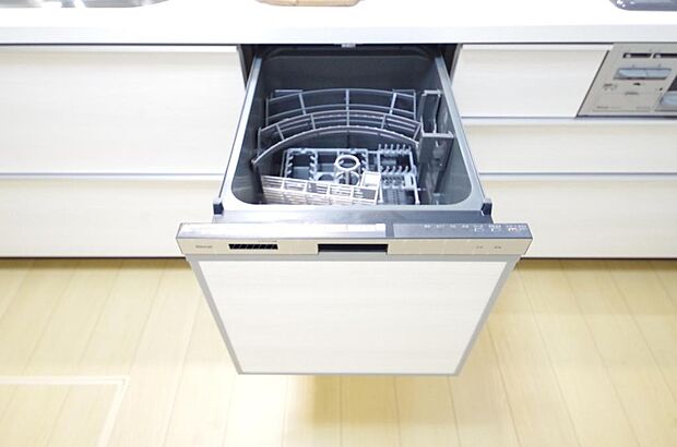 食器の出し入れがしやすいスライド収納タイプの食器洗い乾燥機です。また、節水効果にも優れています。