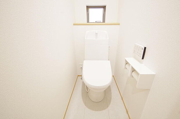 少ない水を有効に使って、汚れも効率よく洗浄します。便器は奥までふちのない掃除がしやすい形状です。