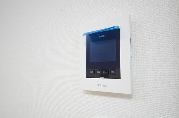 来訪者を映像と音声で確認可能なので、煩わしいセールスにも住戸内で対話可能です。