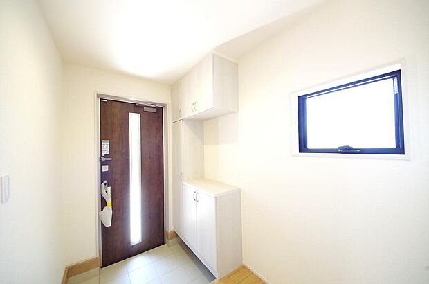 棚板が多く、沢山の靴が収納可能。棚板は稼働可能ですのでブーツやヒールの高い靴も収納でき便利です。