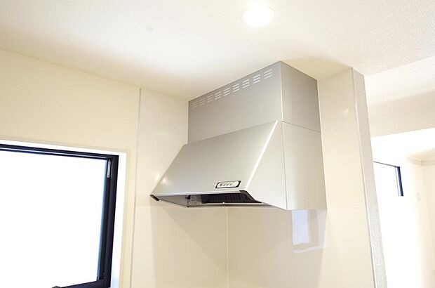 キッチン上部には、ブーツ型の照明付きのレンジフードが標準装備されております。