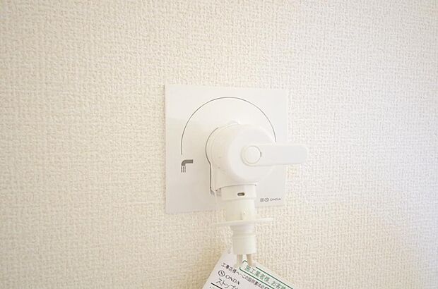 洗濯機用の給水口には蛇口ではなく、全自動洗濯機が設置できる専用の給水口が設置されております。