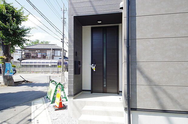 玄関はいわばその邸宅の顔です。だからこそ、迎賓のためにしつらえを細部まで施しました。