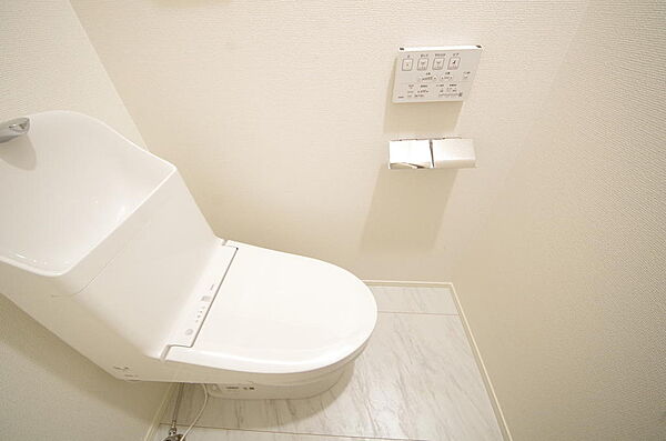 少ない水を有効に使って、汚れも効率よく洗浄します。便器は奥までふちのない掃除がしやすい形状です。