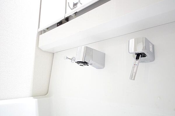 洗面台の給水口はホースが伸びるので朝シャン出来ます。シングルレバーでお湯の温度も楽々調整出来ます。