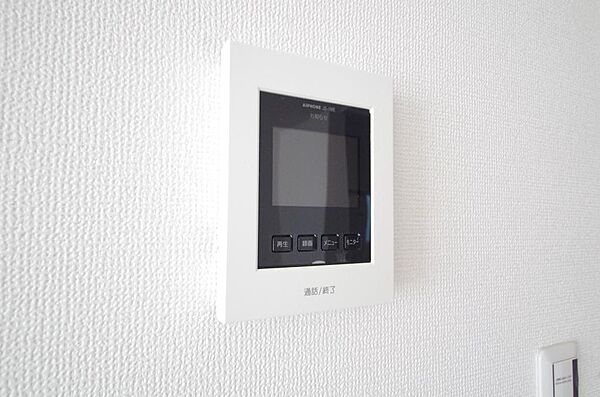 来訪者を映像と音声で確認可能なので、煩わしいセールスにも住戸内で対話可能です。