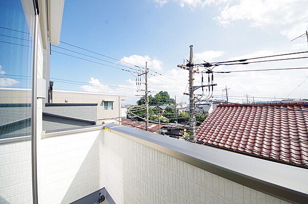 陽光あふれるバルコニーは、たくさんの光を浴びることができるのでお洗濯物やお布団もしっかり干せます。